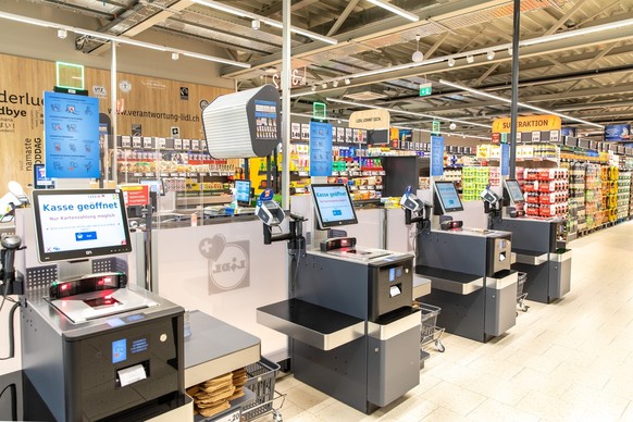 IMAGE DISTRIBUTED FOR LIDL SCHWEIZ FOR EDITORIAL USE ONLY - Self Checkout // Weiterer Text ueber ots und http://presseportal.ch/de/pm/100016795/100859202 (obs/LIDL Schweiz/KIMPICTURES via KEYSTONE)