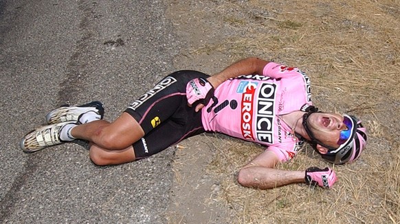 Joseba Beloki of Spain, cries in pain after falling in a turn four kilometers before the finish in Gap, Monday, July 14, 2003, during the 9th stage of the Tour de France cycling race between Bourg d&# ...
