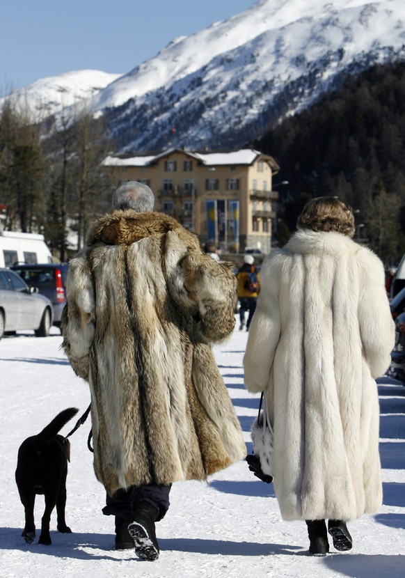ZUR ABSTIMMUNG UEBER DIE ERBSCHAFTSSTEUERREFORM-VOLKSINITIATIVE VOM 14. JUNI 2015 STELLEN WIR IHNEN FOLGENDES BILDMATERIAL ZUR VERFUEGUNG – Two women in fur walk on the frozen lake of St. Moritz, on t ...