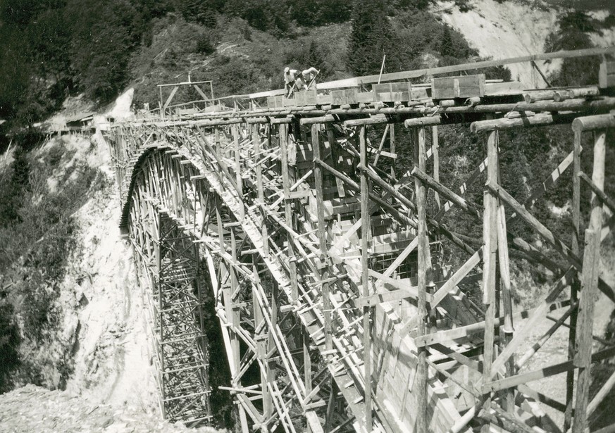 Undatiert: Salginatobel - Brücke bei Schiers GR, Spannweite 92 m,&nbsp;Ausführung: Prader &amp; Cie. AG, Zürich - Chur, Lehrgerüst: Projekt u. Ausführung R. Coray.