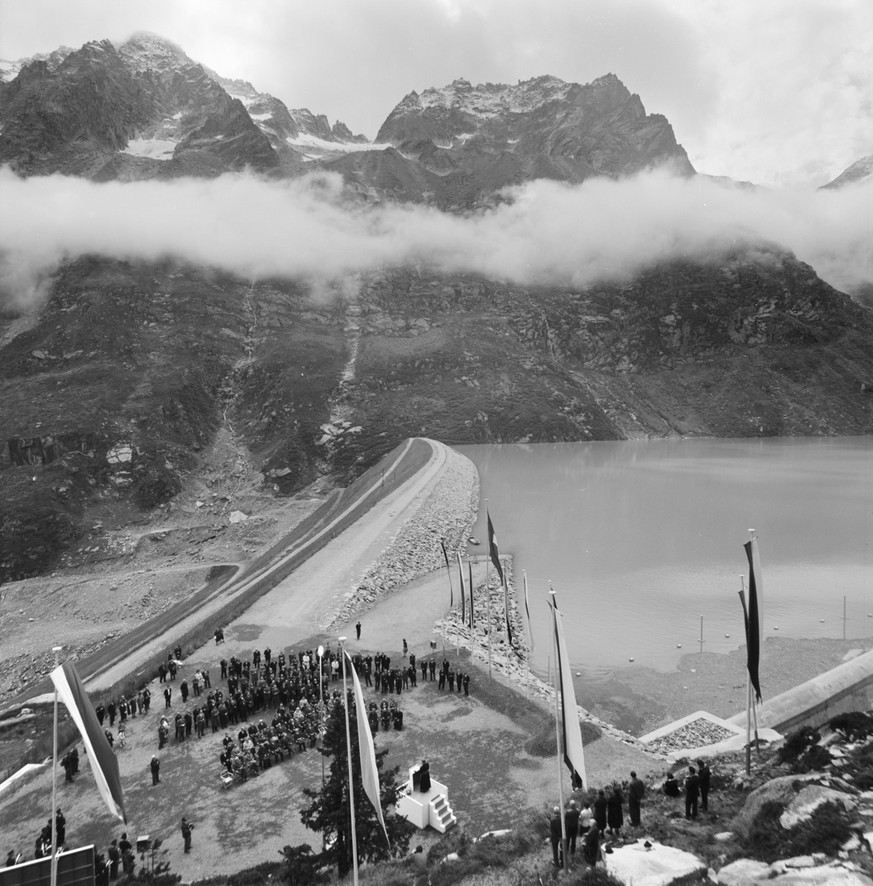 Die Einweihung des Kraftwerks Goeschenen auf dem Staudamm bei der Goescheneralp im Kanton Uri mit der Einsegnung durch den Bischof von Chur, Johann Vonderach, aufgenommen am 3. September 1963. (KEYSTO ...