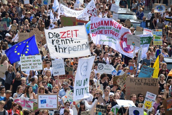 epa07597031 Protesters demonstrate during a &#039;Fridays for Future&#039; demonstration in front of the Brandenburg Gate in Berlin, Germany, 24 May 2019. The growing &#039;Fridays for Future&#039; mo ...