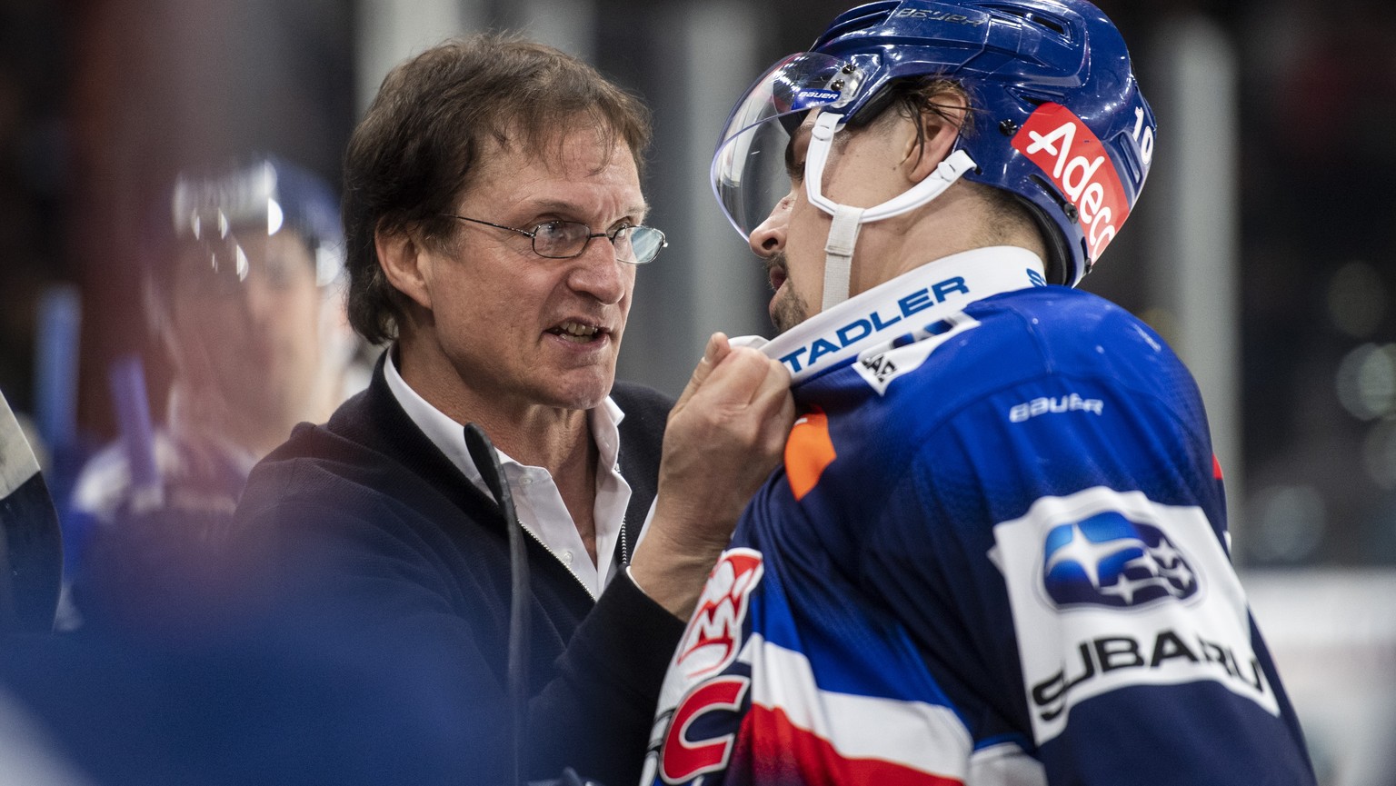 Zuerichs Cheftrainer Arno Del Curto, links, spricht mit Jerome Bachofner im Eishockeyspiel der National League zwischen den ZSC Lions und dem HC Lugano am Freitag, 22. Februar 2019, im Zuercher Hallen ...
