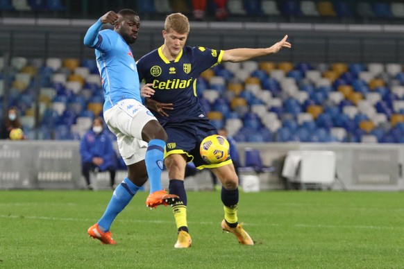 epa08978494 Napoli&#039;s defender Kalidou Koulibaly (L) in action during the Italian Serie A soccer match between SSC Napoli and Parma Calcio at the Diego Armando Maradona stadium in Naples, Italy, 3 ...
