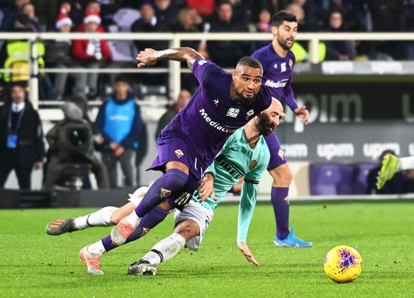 epa08074507 Fiorentina&#039;s Kevin-Prince Boateng (L) in action during the Italian Serie A soccer match between ACF Fiorentina and Inter Milan at the Artemio Franchi stadium in Florence, Italy, 15 De ...
