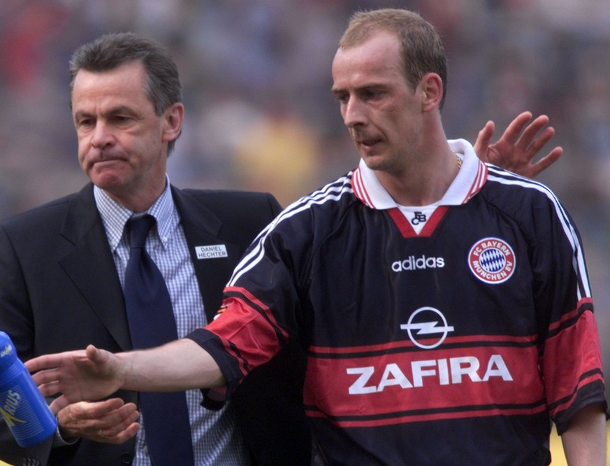 Bayern M nchens Trainer Ottmar Hitzfeld (l) klopft Bayernspieler Mario Basler auf die Schulter am Samstag (01.05.1999) im Bundesligaspiel Bayern M nchen gegen Borussia M nchengladbach im M nchner Olym ...