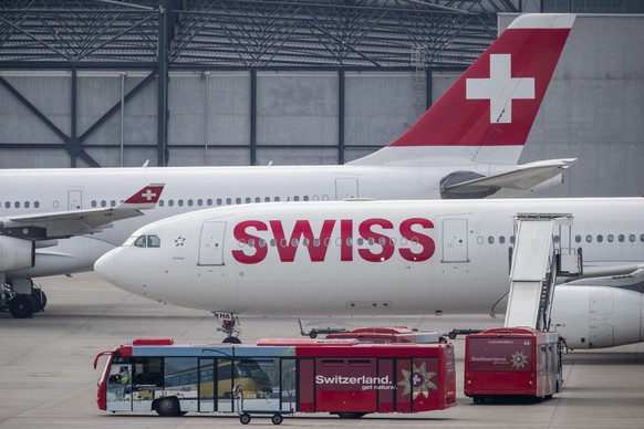 ARCHIVBILD ZU DEN HALBJAHRESZAHLEN 2019 DER SWISS AIRLINES, AM DIENSTAG, 30. JULI 2019 ---- Ein Airbus A300-300 der Swiss steht am Flughafen Zuerich am Dienstag, den 18. September 2018 in Kloten.(KEYS ...