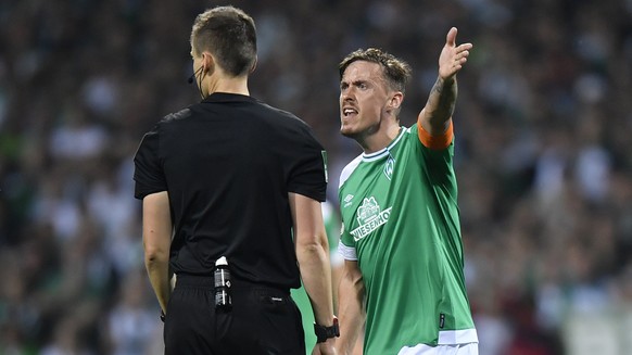 Bremen&#039;s Max Kruse argues with referee Daniel Siebert during the German soccer cup, DFB Pokal, semifinal match between Werder Bremen and Bayern Munich at the Weser stadium in Bremen, Germany, Wed ...