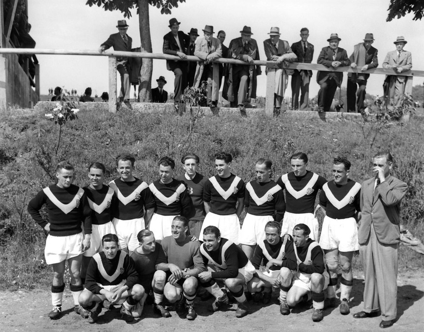 Gruppenbild des FC Lugano, Schweizer Fussballmeister 1941, mit Zaungaesten, nach dem Schlusspiel gegen die Young Boys in Bern, das 1-1 unentschieden endete. (KEYSTONE/PHOTOPRESS-ARCHIV/Str)