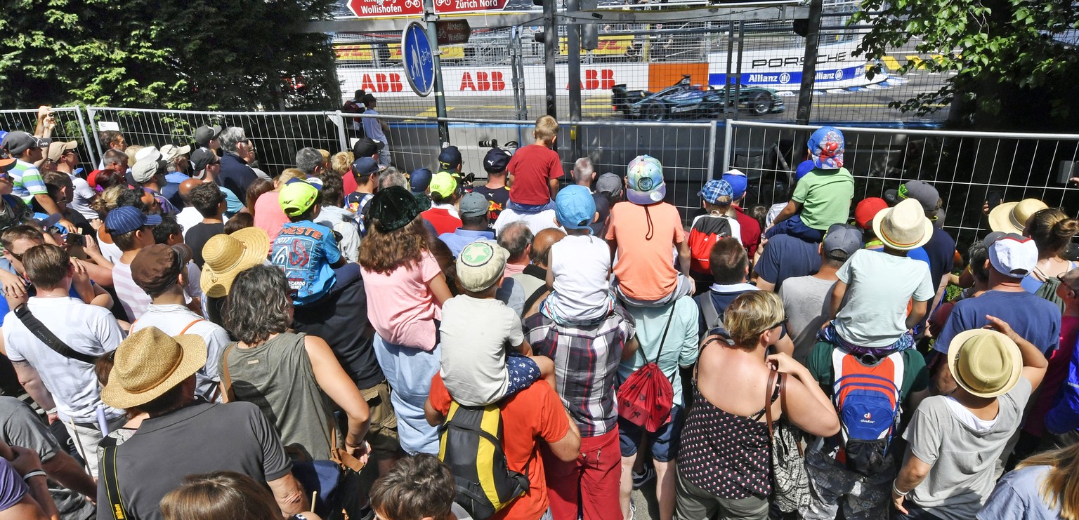 Spectators during the Zurich E-Prix, the tenth stage of the ABB FIA Formula E championship, in Zurich, Switzerland, Sunday, June 10, 201for the Zurich E-Prix, the tenth stage of the ABB FIA Formula E  ...