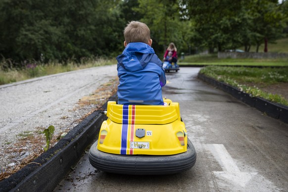 Kinder und Erwachsene amuesieren sich auf einer Autoscooter-Strecke im Gurtenpark, am Sonntag, 7. Juni 2020 auf dem Gurten. (KEYSTONE/Peter Klaunzer)