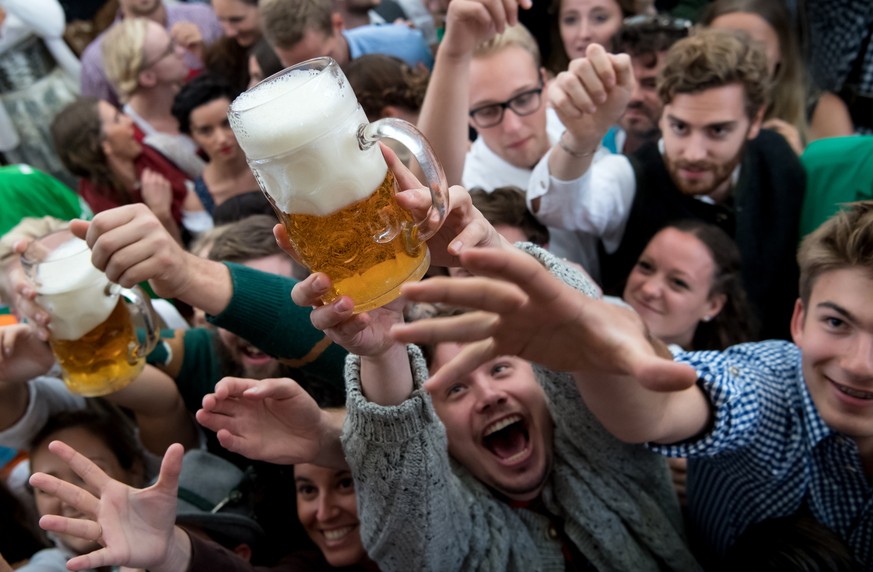 Auftakt zum Oktoberfest am 16.09.2017 in Muenchen (Bayern). Besucher freuen sich im Paulaner-Festzelt ueber ihr erstes Bier. (KEYSTONE/DPA/Sven Hoppe)
