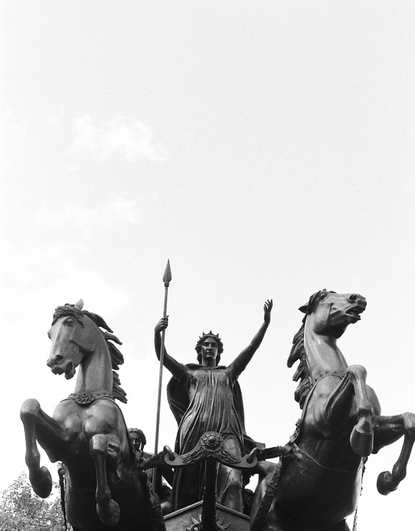 Die Bronzeskulptur von Boudica auf ihrem Streitwagen in London, sie steht am westlichen Ende der Westminster Bridge und schaut zum Big Ben.