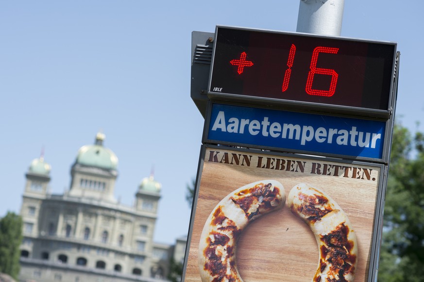 Die Temperaturanzeige der Aare im Marzili-Bad, im Hintergrund das Bundeshaus, aufgenommen am Sonntag, 8. Juni 2014, in Bern. (KEYSTONE/Gian Ehrenzeller)