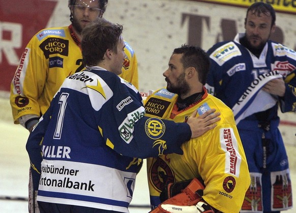 Die beiden Torhueter Jonas Hiller, links, von Davos und Marco Buehrer, rechts, von Bern verabschieden sich nach einer langen Saison anstaendig voneinander, nach dem siebten Playoff Eishockey Meistersc ...
