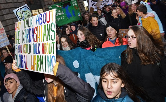 Klimastreik in der Zuercher Innenstadt am Freitag, 29. November 2019. (KEYSTONE/Walter Bieri)
