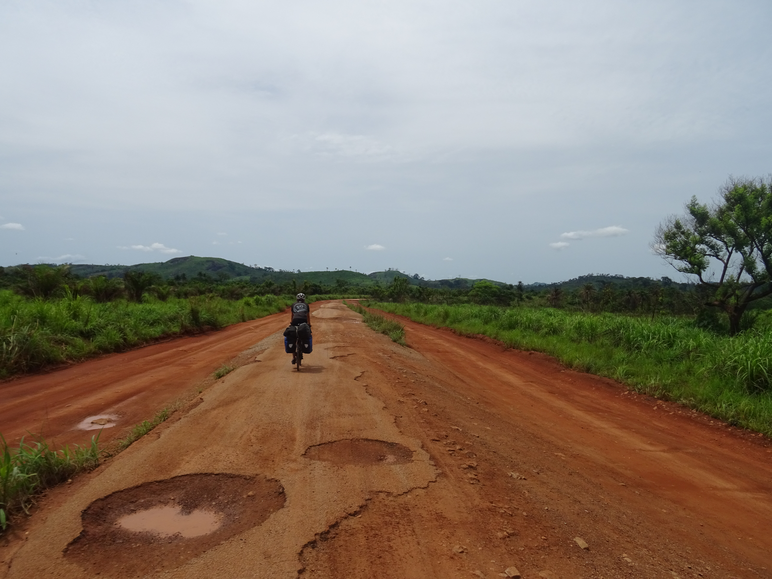 Bild 26
Guinea (19.05.2019):
Die ehemalige Asphaltstrasse kann man sich leider nur noch vorstellen. Diese Situation wie hier im Süden von Guinea trafen wir zu unserem Frust auch in vielen anderen Länd ...