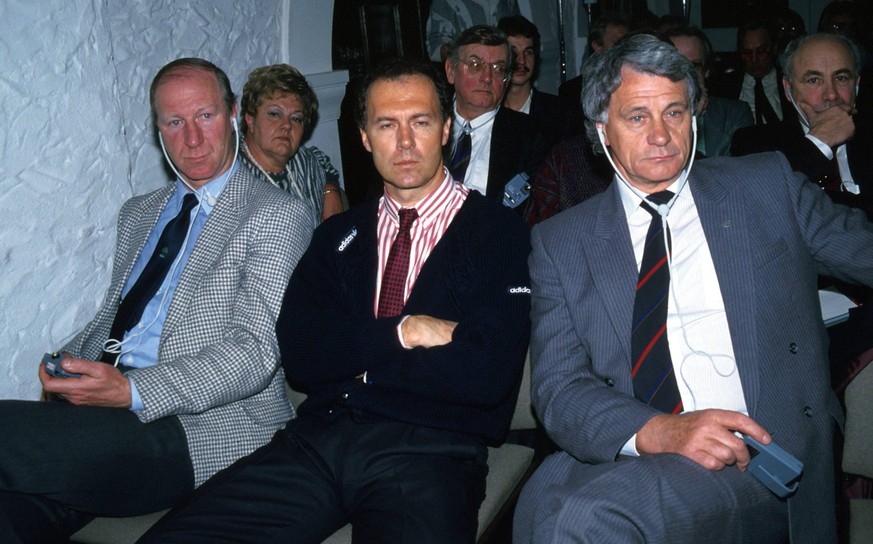 &quot;Killerblick&quot; Franz Beckenbauer (Deutschland, Mi.), Jack Charlton (Irland, re.) und Bobby Robson (England) h
