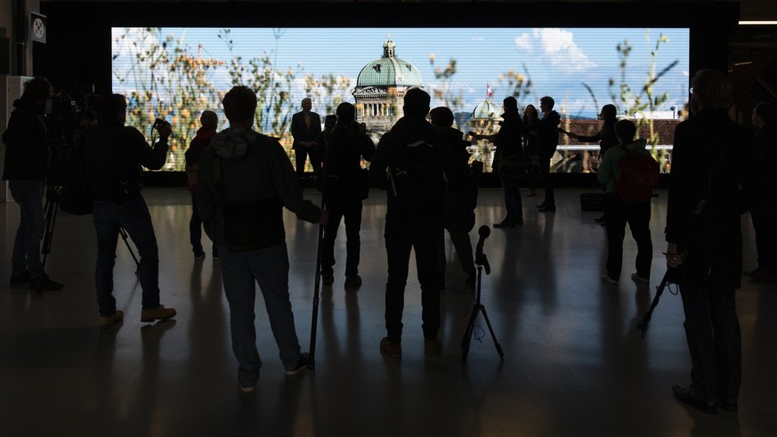 Journalisten stehen vor einer Fuehrung durch die neu eingerichteten Parlamentssaele im Eingangsbereich des Bernexpo Gelaendes, am Dienstag, 28. April 2020 in Bern. Wegen der Coronavirus Pandemie kann  ...