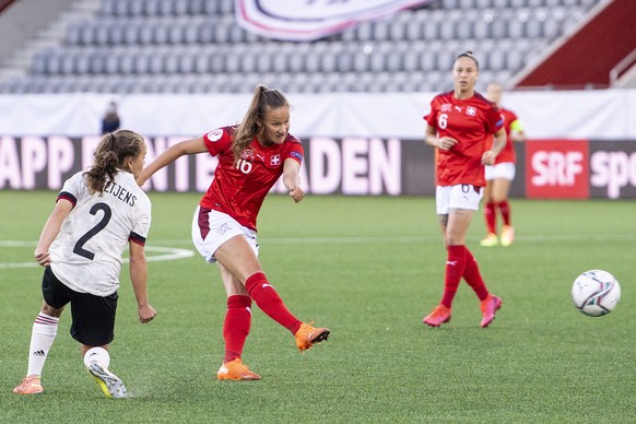 epa08688843 Switzerland&#039;s Malin Gut, right, scores to 1-0 against Belgium&#039;s Davina Philtjens during the UEFA European Women&#039;s Championship 2022 qualification round Group H match between ...