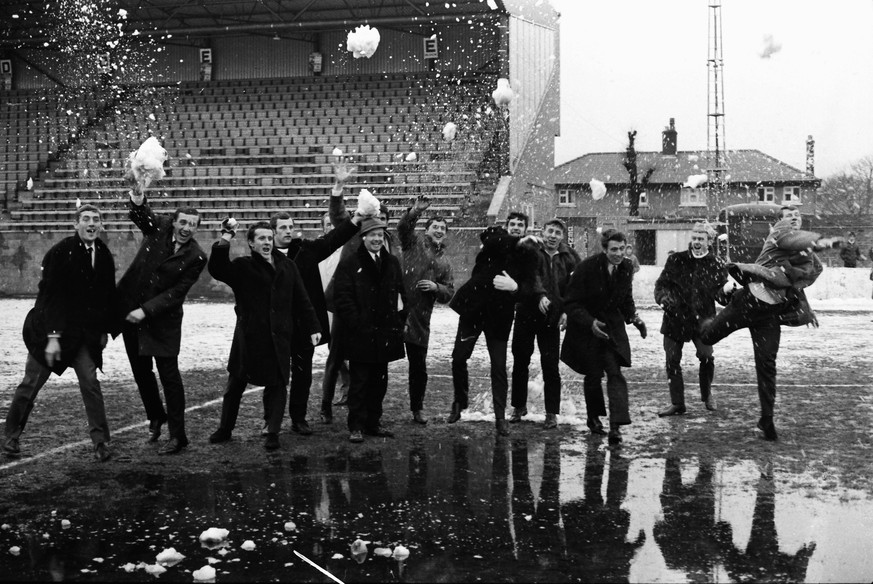 Bildnummer: 10408042 Datum: 13.01.1968 Copyright: imago/Colorsport
Football : Southport FC v Scunthorpe United 13/01/1968 Postponed for Water logged pitch after a snowfall. Southport players have a sn ...