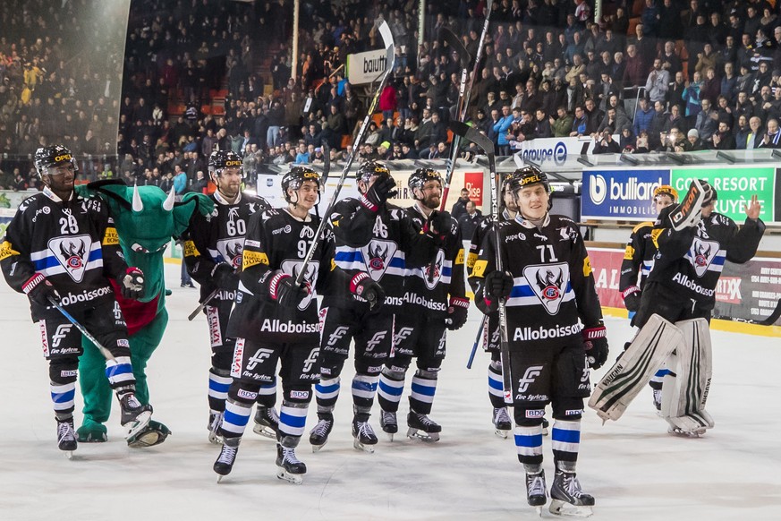 Die Spieler von Fribourg Gotteron lassen sich vom Publikum feiern nach dem Eishockey-Meisterschaftsspiel der National League zwischen dem HC Fribourg Gotteron und dem HC Lugano am Samstag, den 27. Jan ...
