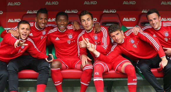 AUGSBURG, GERMANY - APRIL 05: (L-R): Rafinha, Jerome Boateng, David Alaba, Mario Goetze, Thomas Mueller and Leopold Zingerle of Muenchen joke at the team bench prior to the Bundesliga match between FC ...