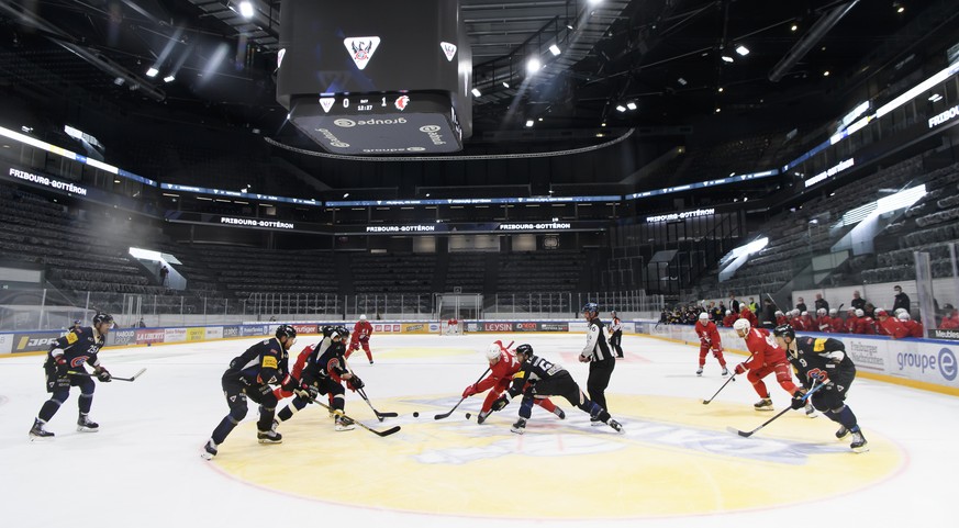 Spieler von HC Fribourg-Gotteron und Lausanne HC kaempfen um den Puck, waehrend einem Vorbereitungsspiel der National League, zwischen dem HC Fribourg-Gotteron und dem Lausanne HC, am Freitag, 25. Sep ...