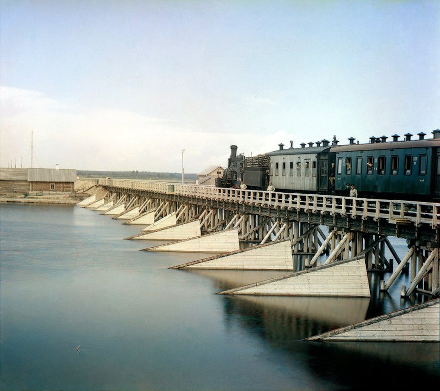 Eisenbahnbrücke über den Fluss Schuja in Karelien in Nordwestrussland.
