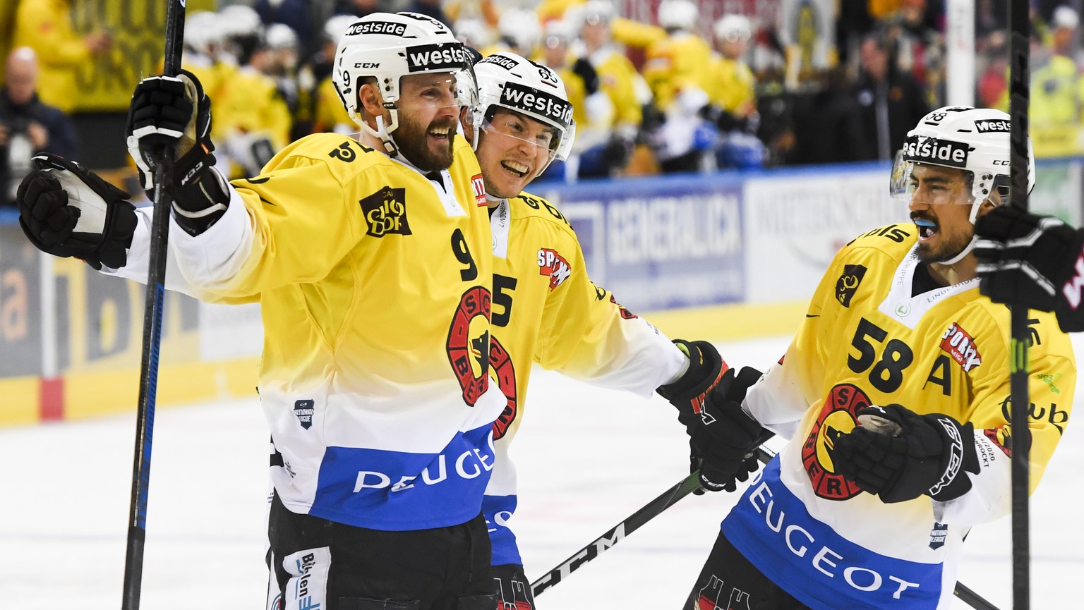 Berns Jan Mursak, links, bejubelt sein Tor zum 0-1, beim Eishockey-Qualifikationsspiel der National League zwischen dem HC Davos und dem SC Bern, am Dienstag, 25. Februar 2020, im Eisstadion in Davos. ...