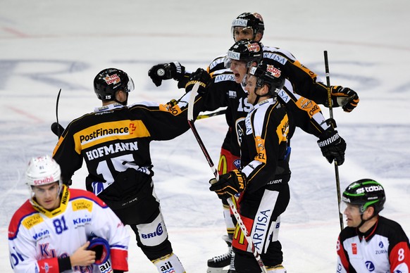 Lugano’s Patrik Zackrisson, center, celebrates the 1-1 goal, during the preliminary round game of National League A (NLA) Swiss Championship 2016/17 between HC Lugano and EHC Kloten, at the ice stadiu ...