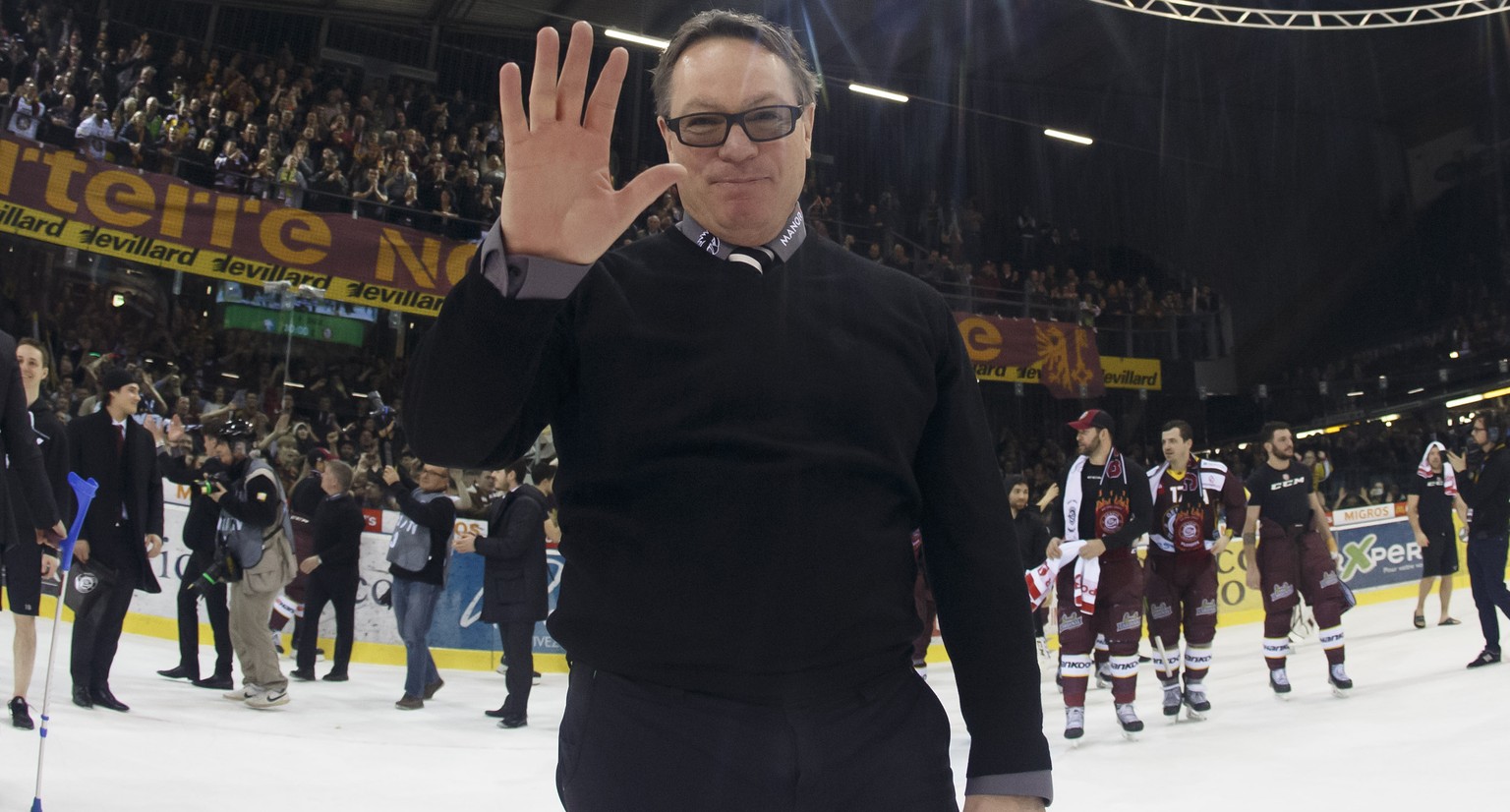 Geneve-Servette&#039;s Head coach Chris McSorley gestures after as team beating ZSC Lions, during a National League regular season game of the Swiss Championship between Geneve-Servette HC and ZSC Lio ...