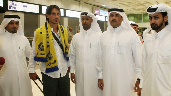 epa01411733 Swiss international Hakan Yakin (2nd L) is welcomed at the airport in Doha, Qatar, 11 July 2008. Yakin arrived in Qatar to sign a two-year contract with Qatari champion Al Gharafa. Yakin i ...