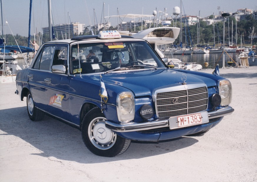 Blaue Legende: Der Mercedes-Benz 240 D des griechischen Taxifahrers Gregorios Sachinidis mit einer Laufleistung von 4,6 Millionen Kilometer. 

Blue legend: The Mercedes-Benz 240 D once owned by Greek  ...