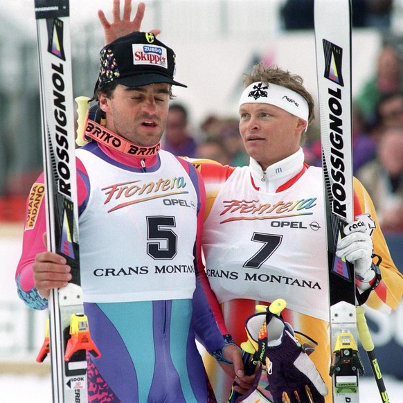 Die beiden dominierenden Skifahrer der Saison 91/92, der Italiener Alberto Tomba (links) und der Schweizer Paul Accola erlauben sich ein Spaesschen fuer die Fotografen, aufgenommen Ende Maerz 1992 bei ...