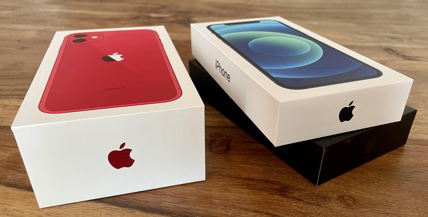 Links die Schachtel für's iPhone 11 (2019), rechts die Verpackungen fürs iPhone 12 und 12 Pro.