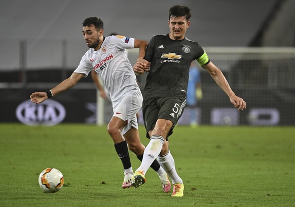 Sevilla&#039;s Munir El Haddadi, left and Manchester United&#039;s Harry Maguire vie for the ball during the Europa League semifinal soccer match between Sevilla and Manchester United in Cologne, Germ ...