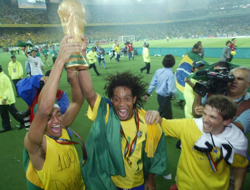 (L to R) DENILSON, RONALDINHO, JUNINHO PAULISTA Brazil 2002 FIFA WORLD CUP FINAL BRAZIL 2-0 GERMANY 2002/06/30 Yokohama (735) PUBLICATIONxINxGERxSUIxAUTxHUNxPOLxRUSxSWExFRAxNEDxESPxONLY (2002070318323 ...