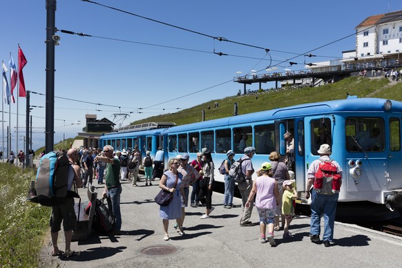 ARCHIV - ZUR BILANZMEDIENKONFERENZ DER RIGI BAHNEN AG STELLEN WIR IHNEN FOLGENDES BILDMATERIAL ZUR VERFUEGUNG, AM FREITAG, 5. APRIL 2019 - A crowd of train passengers and the blue Rigi Railway at the  ...