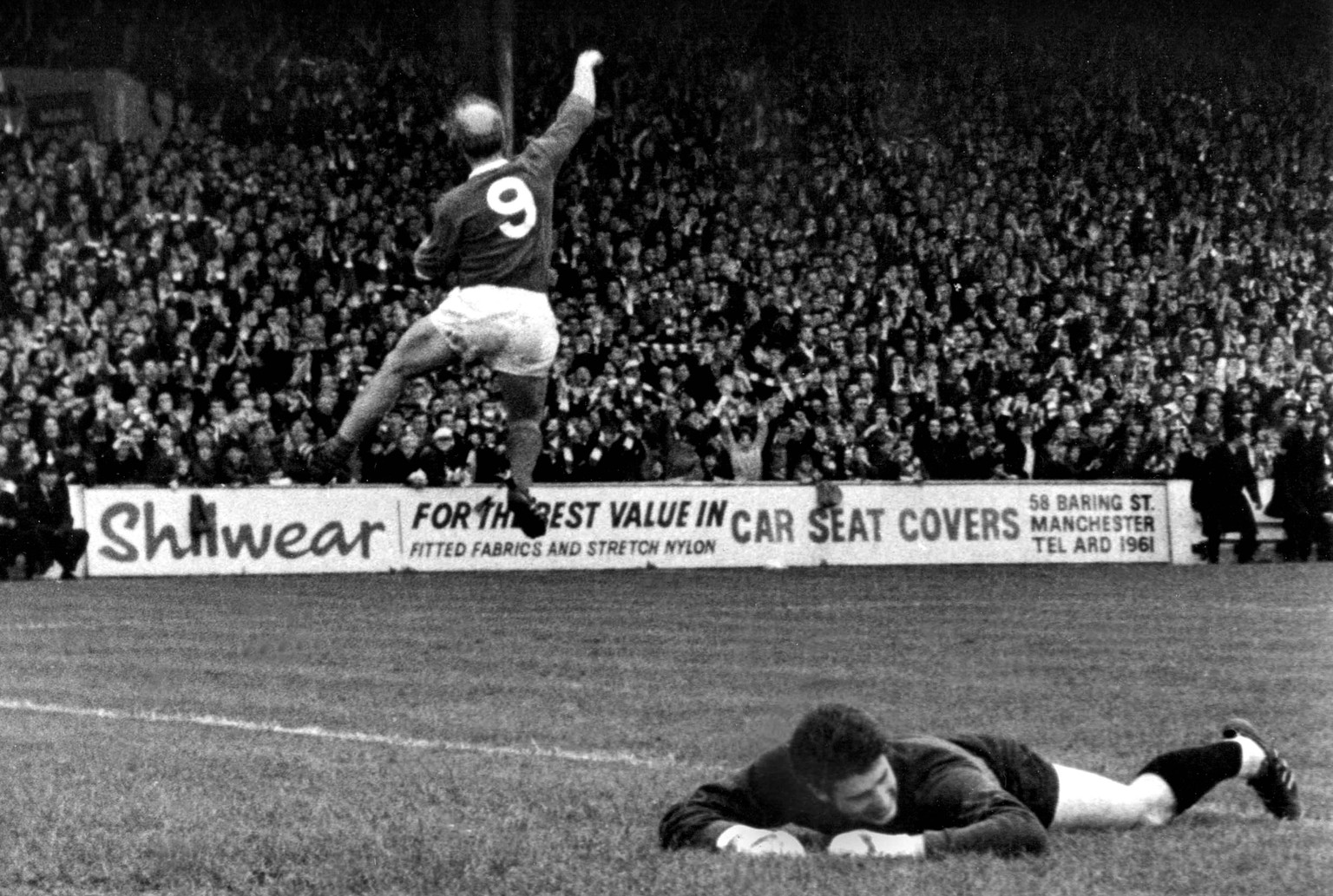 Bildnummer: 02209124 Datum: 30.09.1967 Copyright: imago/Colorsport
Torwart Ken Mulhearn (Manchester City) enttäuscht am Boden, während Bobby Charlton (Manchester United) jubelt - PUBLICATIONxINxGERxSU ...