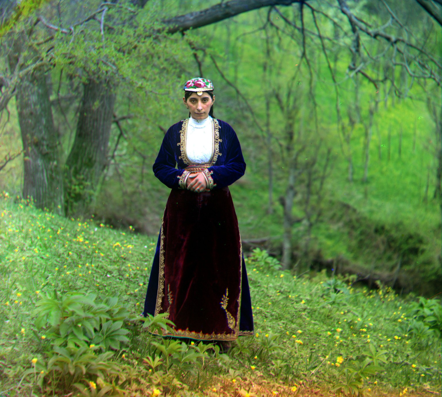 Armenische Frau in typischer Tracht in&nbsp;Artvin (in der heutigen Türkei).