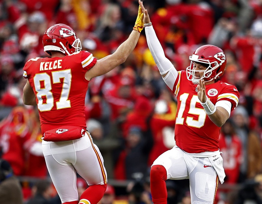 epaselect epa07254631 Kansas City Chiefs quarterback Patrick Mahomes (R) celebrates with teammate Travis Kelce (L) after throwing a touchdown pass against the Oakland Raiders in the first half of thei ...