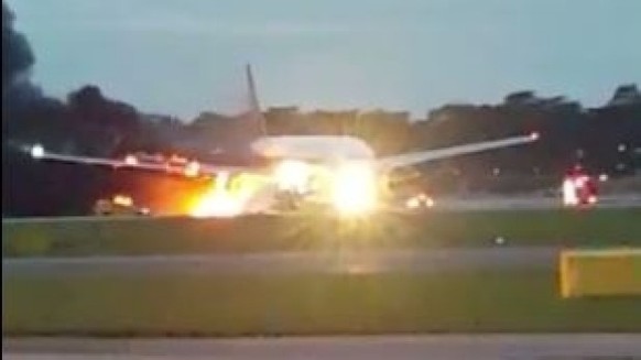 Das Flugzeug war auf dem Weg nach Mailand, als der Bordcomputer ein Problem mit dem Triebwerk meldete. Zum Brand kam es erst nach der Notlandung.