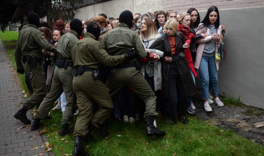epa08654994 Belarus women, opposition activists resist the police attempt to detain them, as they gathered to support their current leader Maria Kolesnikova, in Minsk, Belarus, 08 September 2020. Acco ...