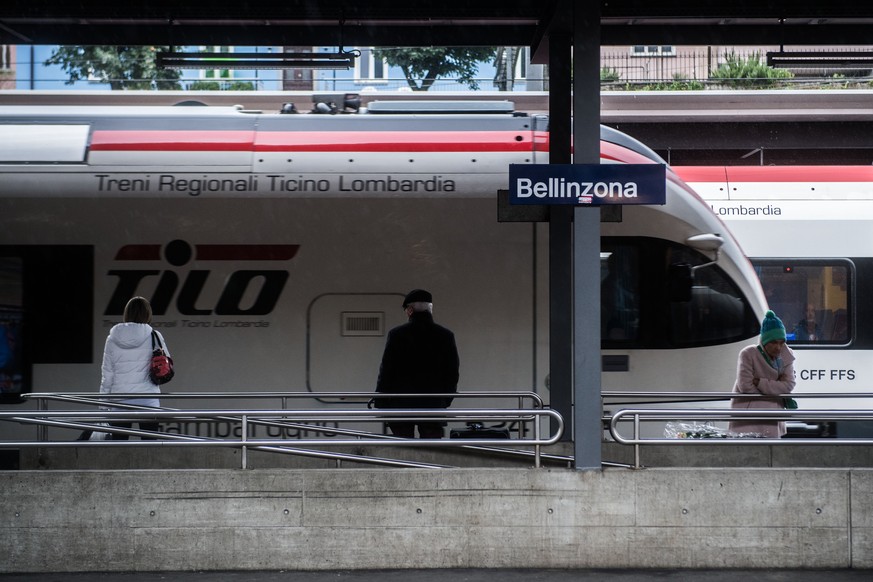Ein Zug der TILO im neue Bahnhof &quot;Portal del Ticino&quot; in Bellinzona, fotografiert anlaesslich der offiziellen Einweihung am Freitag, 14. Oktober 2016. Nach der Inbetriebnahme des Gotthard-Bas ...