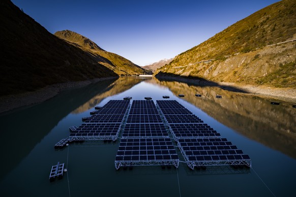 ARCHIVBILD ZUM WATT D&#039;OR --- Floating barges with solar panels are pictured on the &quot;Lac des Toules&quot;, an alpine reservoir lake, in Bourg-Saint-Pierre, Switzerland, Tuesday, October 8, 20 ...