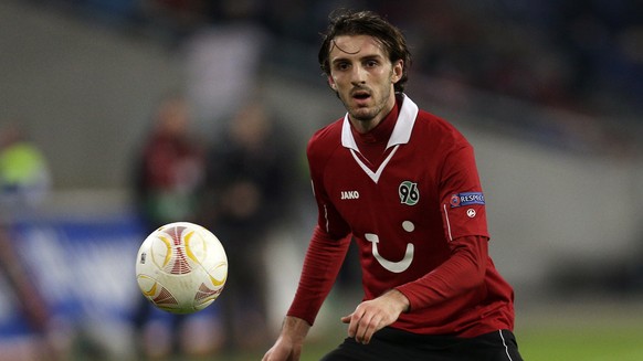 Hannover&#039;s Adrian Nikci plays the ball during the UEFA Europa League group L soccer match between Hannover 96 and FC Twente Enschede in Hannover, Germany, Thursday, Nov. 22, 2012. The match ended ...