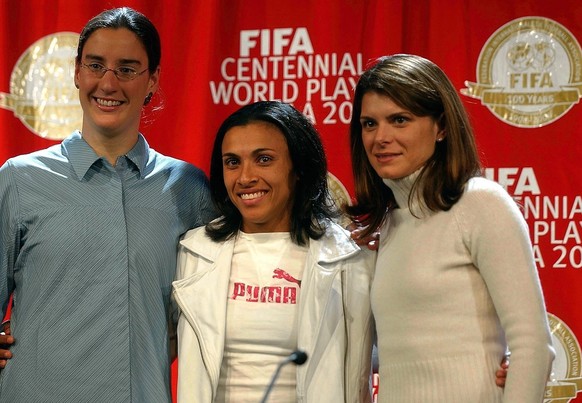 Soccer players Birgit Prinz from Germany, Marta from Brazil and Mia Hamm from USA, from left to right, pose during a press conference on the occasion of the FIFA Centennial World Player Gala, in Zuric ...