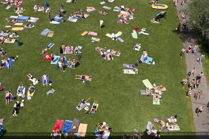 Zahlreiche Sonnenhungrige geniessen bei heissem Sommerwetter das Marzilibad, am Freitag, 27. Juli 2012 in Bern. Das Wochende soll erneut mit wechselhafter Witterung aufwarten. (KEYSTONE/Alessandro del ...