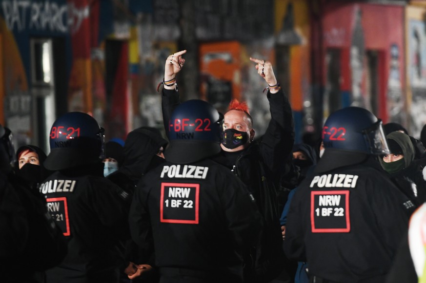 epaselect epa08730884 Police officers in action during the eviction of the &#039;Liebig 34&#039; squat, at Friedrichshain district in Berlin, Germany, 09 October 2020. A local court ruled in favor of  ...
